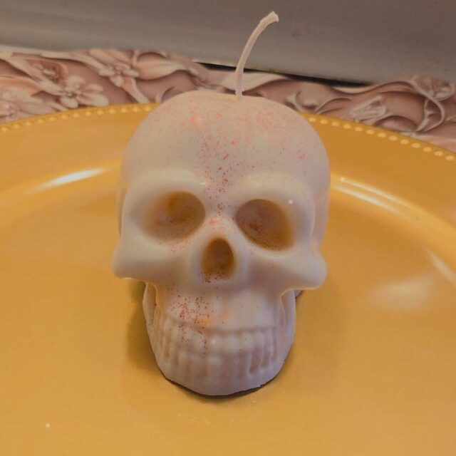 Frankincense-Scented-Skull-Candle--3